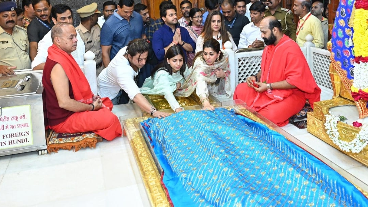 shah-rukh-khan-offers-prayers-at-shirdi-sai-baba-temple-with-suhana-khan-ahead-of-dunki-release-viral-video
